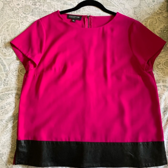Jones of New York Magenta short sleeve blouse. - Picture 1 of 3
